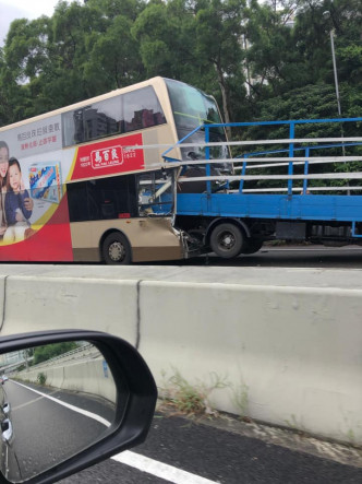 貨車的車尾插入巴士車頭司機位內。圖:網民Tsang Heilaam‎香港突發事故報料區