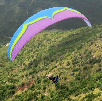 失蹤鍾旭華當時使用的同款滑翔傘。 香港滑翔傘協會提供圖片