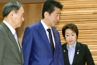 日本首相安倍晉三(中)。AP圖片