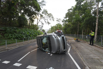 七人車車頭擋風玻璃爆裂，安全氣袋彈出。