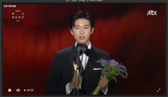电影男新人奖由《洁白》的洪京夺得。