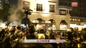 警方施放多枚催淚彈。香港電台截圖