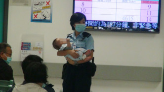 警員將2名嬰兒送院檢查。 梁峰國攝