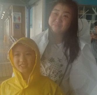今年八岁的廖小朋友指，今次是第二次到海傍感受台风威力。