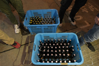 警方檢獲兩箱啤酒。黃文威攝