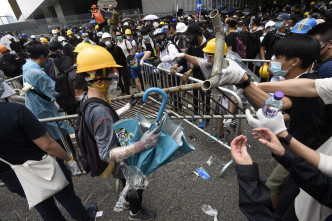 部分示威者身穿黑衣黑褲、戴上口罩及頭盔。