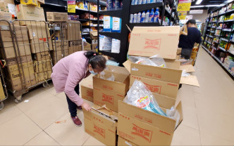 超市内一箱箱消毒用品未及放上架已被抢购一空。