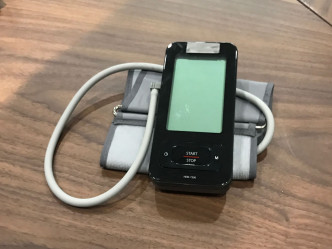 新式血壓計比袖帶式電子血壓計勝一籌，睡覺也可使用。
