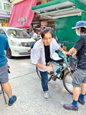 在镜头背后，姜涛踩单车偶尔会失手。