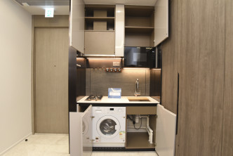 单位选用开放式厨房设计，使室内空间更见实用。（THE HENLEY I 2座32楼C室）