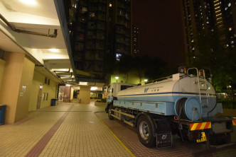 葵涌邨居民落水務署水車取食水。