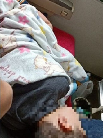 台灣婦人買2個火車座位讓孩子橫臥被老伯斥責。網上圖片