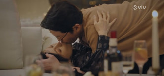 最新一集中，嚴基俊飾與金素妍上演激吻戲。