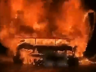 跑车起火不久即全车焚毁。影片截图