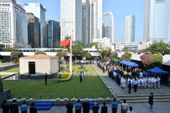 纪念仪式在香港大会堂纪念花园举行。