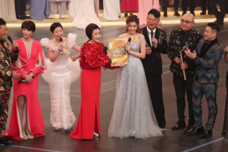 李芷晴在阿姐手上接過台慶大獎。