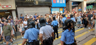 淘大商场外人群不满警察执法