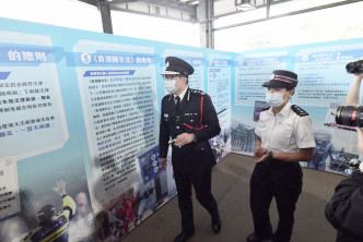邓炳强视察现场开放日的情况，包括听取现场警员介绍设备，并阅览国家安全敎育展的内容，又与参观的市民合照。