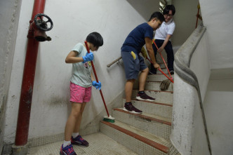青年义工带同清洁用具清洁单位，以准备入住。