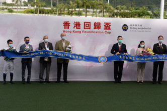 赛后民政事务局局长徐英伟（右三）JP主持颁奖。