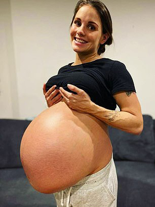 澳洲妈妈Natalie Maree怀4胞胎，肚子非常巨大。 Kiki and the Quads IG图