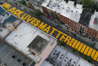 白宮對開一條大街上，示威者也用黃色漆油髹上「黑人生命也是命」幾個大楷英文字。 AP