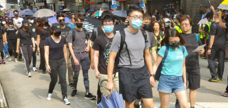 示威者大都戴上口罩。