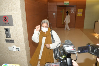 今日下午陈敏儿抵达医院私家病房，在场数十传媒即上前拍照及采访。