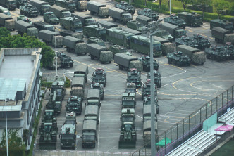 有大批軍車及裝甲車在深圳灣體育中心附近集結。美聯社圖片