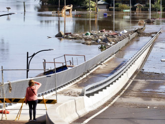 澳洲東岸上周暴雨成災，部分城鎮對外交通中斷。AP圖片