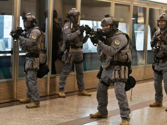 演习中模拟有恐怖分小挟持人质，铁路应变部队到场处理。香港警察facebook图片