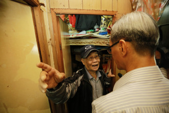 黄远辉到深水埗探访劏房及板间房居民。