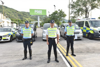 警方今早派員喬裝乘客，先後租用3輛私家車，包括兩部中港跨境私家車。