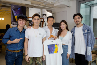 早前Ronny以《Muse》作品與日本品牌MIURA推出聯乘T恤推廣環保，隊友Tom、關楚耀和羅孝勇等老友撐場。