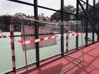 大埔八号花园游乐场及大埔头足球埸亦被关闭。  李殷摄