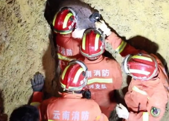 救援人员成功挖开井侧，救出女童。影片截图