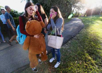 美国佛罗里达州一所中学今天传出枪击，多人受伤。AP
