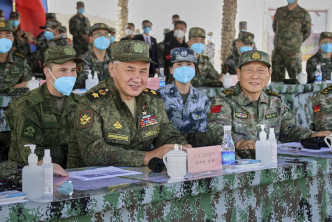 中俄两国防长一同出席，观摩演习。新华社图片