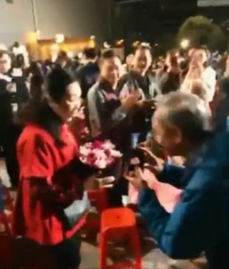 陈荣峻去年底当众向吴香伦求婚。