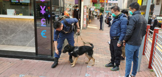 警方出动搜索犬调查。