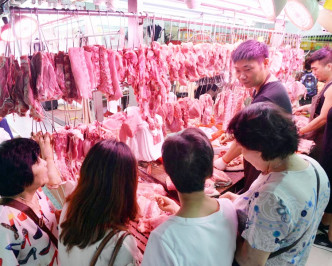 有街市檔主表示，鮮豬肉來貨量少，來貨價應聲加逾1倍。