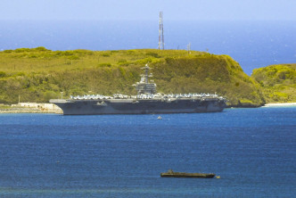 遭新冠肺炎衝擊的航空母艦「羅斯福號」停泊在關島。AP資料圖片