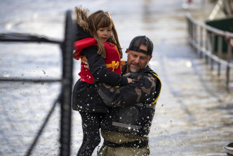 救援人員加緊搜救。AP圖片