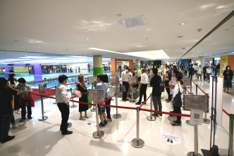 下午2时荃湾愉景新城出现近千名睇楼客人龙，龙尾市民一度要等6小时。