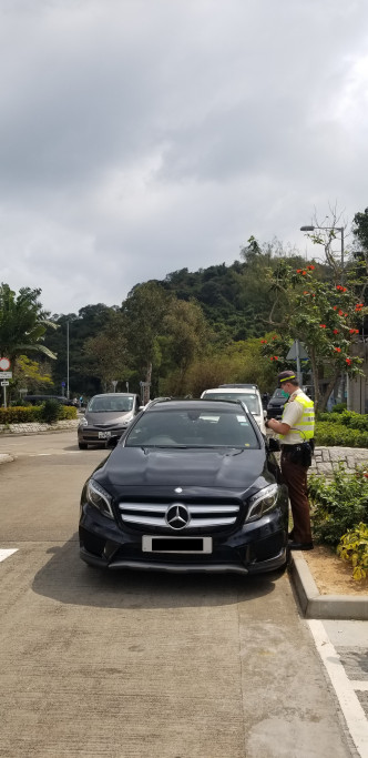 警方于大埔打击违例泊车行动。 警方提供