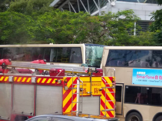 斧山道運動場對開兩巴士相撞。網民Ka Lok Cheung /香港突發事故報料區fb群組