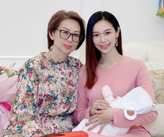 杨秀惠和妈咪、BB三代同堂。