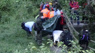 搜救人员在一处斜坡约20米山涧发现一具尸体。