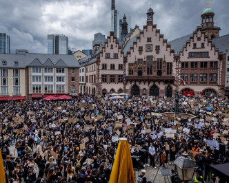 德國漢堡市亦有民眾上街抗議警暴。AP