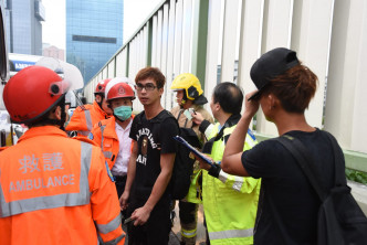 車上兩人受輕傷。